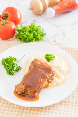 ızgara kaburga domuz püre patates ile