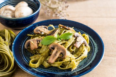 Mantarlı ıspanak fettuccine