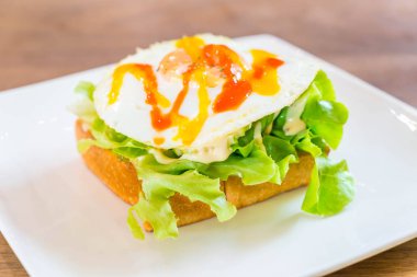 ekmek tost kızarmış yumurta ve sebze ile