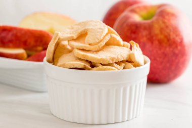 Kurutulmuş elma cips