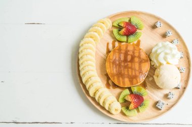 vanilyalı dondurma ve meyve ile gözleme