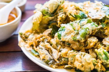 plaka üzerinde derin yağda kızartılmış sebzeler