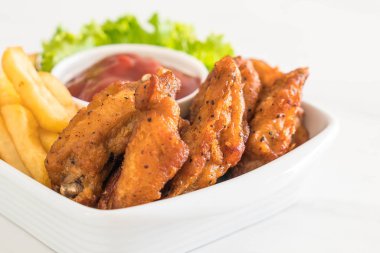 Kızarmış tavuk kanadı.