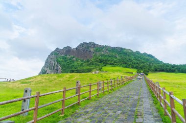 Jeju, Kore - 9 Temmuz 2017: turist Seongaksan Mounta ziyaret
