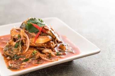 Baharatlı uskumru salatası