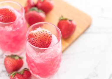 taze çilek smoothie 