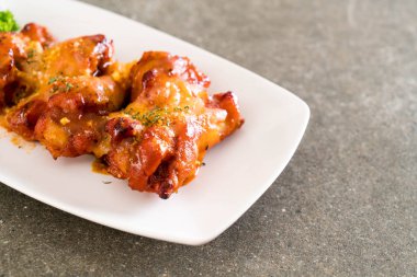 Peynirli tavuk kanadı ızgara