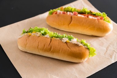 ton balıklı Mısır salata hotdog ve pastırma sosis hotdog