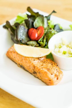 Somon steak salata ile