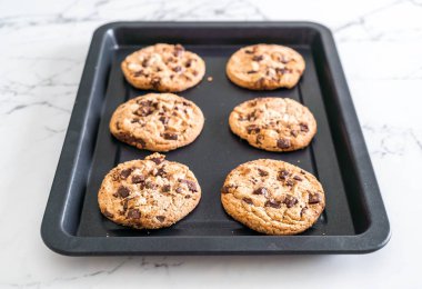 Koyu çikolata parçaları ile tanımlama