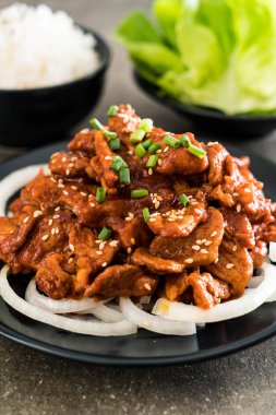 Baharatlı Kore soslu (bulgogi kızarmış domuz eti)