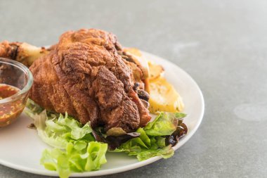 Gevrek domuz knuckle veya Alman domuz Hocks