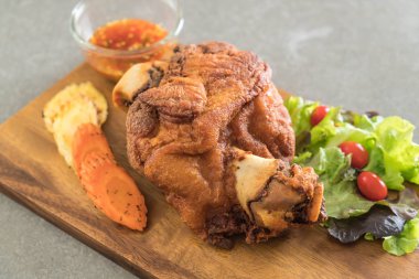 Gevrek domuz knuckle veya Alman domuz Hocks