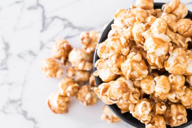 Patlamış Mısır ile karamel