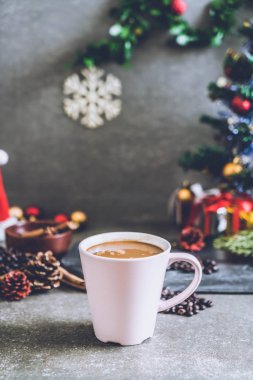 sıcak kahve fincanı Noel dekorasyonu ile 