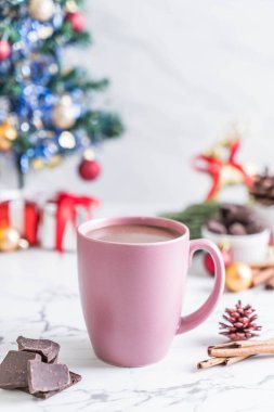 Noel dekorasyonu ile sıcak çikolata Kupası 