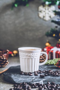 sıcak kahve fincanı Noel dekorasyonu ile 