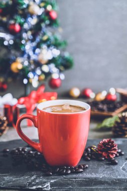 sıcak kahve fincanı Noel dekorasyonu ile 