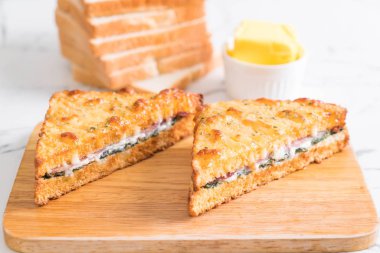 fırında ıspanak ve Jambonlu sandviç 