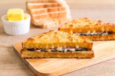 fırında ıspanak ve Jambonlu sandviç 