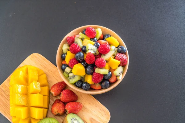 karışık taze meyve (çilek, ahududu, yaban mersini, kivi, mang