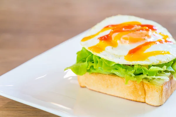 Brood toast met gebakken ei en fruit — Stockfoto