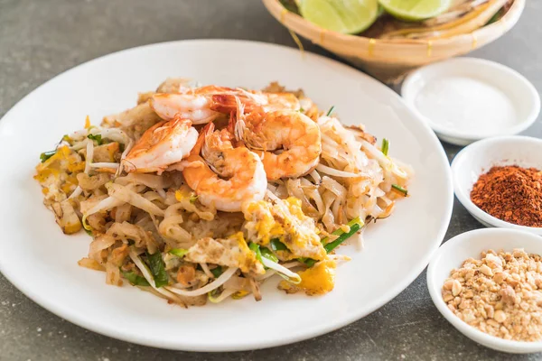 Thai gebratene Nudeln "Pad Thai" mit Garnelen — Stockfoto