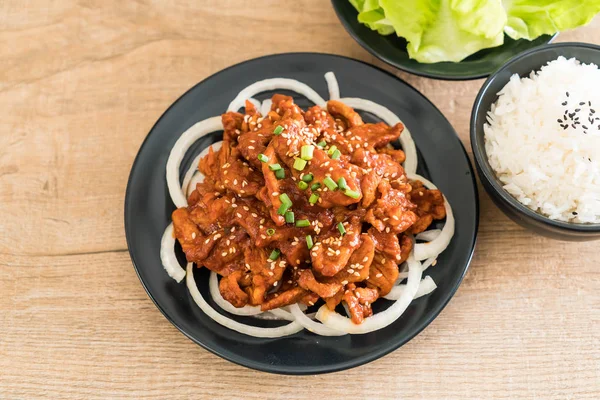 Gebratenes Schweinefleisch mit würziger koreanischer Sauce (bulgogi)) — Stockfoto