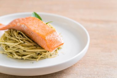 pesto yeşil ve somon makarna spagetti