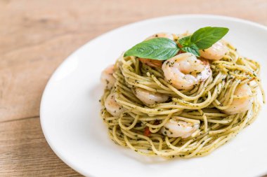 makarna spagetti pesto yeşil ve karides