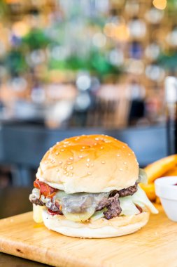 pastırma Peynirli hamburger biftek restoranında ahşap tahta üzerinde ile 