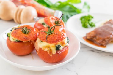  pişmiş domates peynir ve ıspanak doldurulmuş 