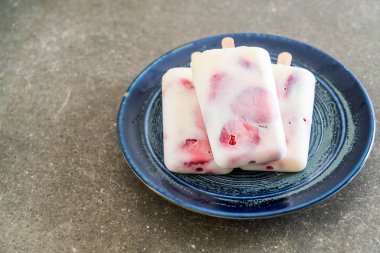 ev yapımı çilekli yoğurt dondurma