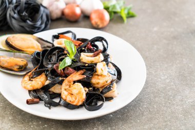 siyah spagetti veya deniz ürünleri ile makarna