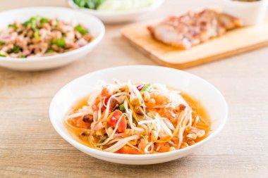 Baharatlı papaya salatası (geleneksel Tay gıda) 