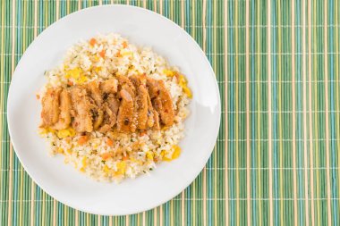 ızgara tavuk ve teriyaki soslu kızarmış pilav