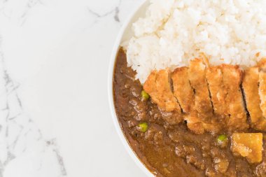 pirinç Köri soslu kızarmış pirzola domuz eti