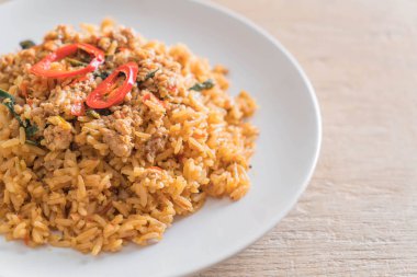 domuz eti ve fesleğen ile baharatlı kızarmış pilav