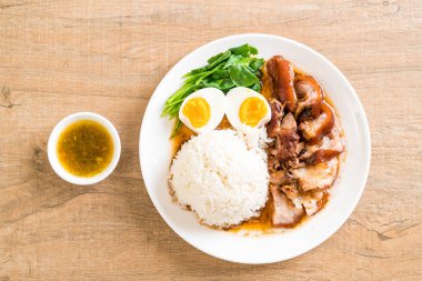 Demlenmiş Domuz eti bacak pirinç