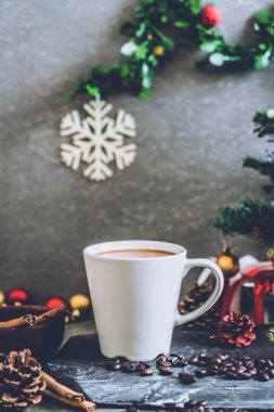 sıcak kahve fincanı Noel dekorasyonu ile 