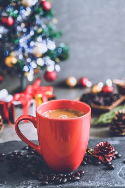 sıcak kahve fincanı Noel dekorasyonu ile 