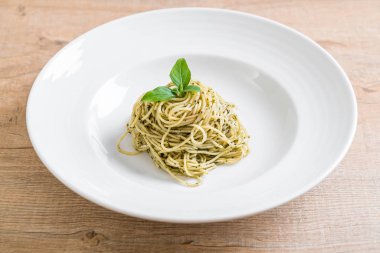 makarna spagetti yeşil pesto sos ve fesleğen ile