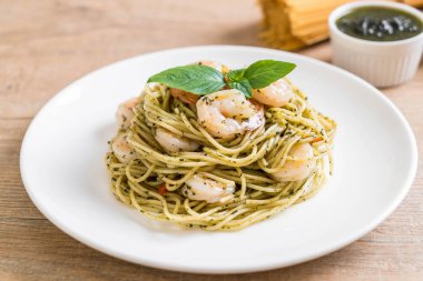 makarna spagetti pesto yeşil ve karides