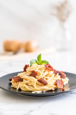 Spagetti krem peynir pastırma ile