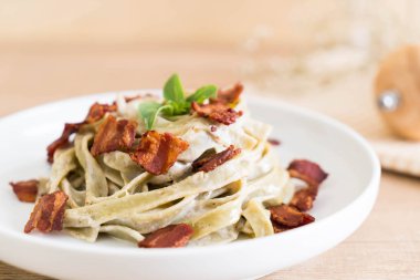 ıspanak fettuccine krem peynir beyaz sos ve pastırma ile