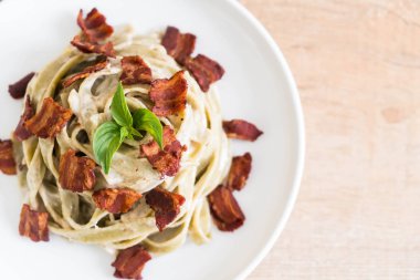 ıspanak fettuccine krem peynir beyaz sos ve pastırma ile