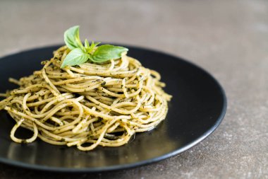Spagetti fesleğen pesto ile