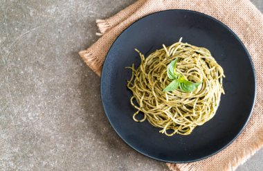 Spagetti fesleğen pesto ile