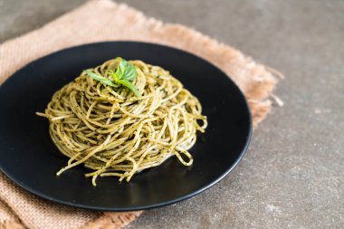 Spagetti fesleğen pesto ile