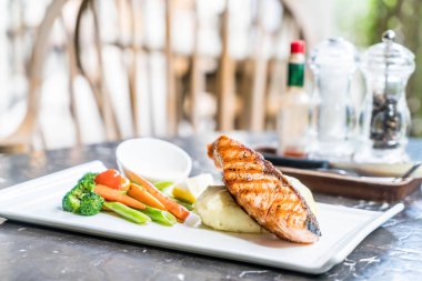 püre patates ve sebze somon biftek